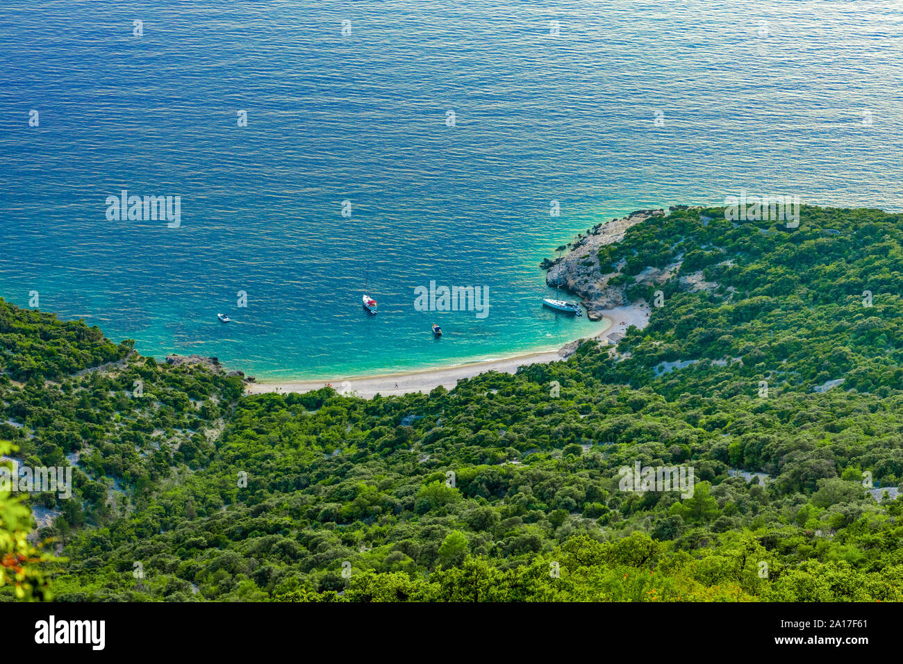 Versteckte Lubenice Beach in Insel Cres Kroatien mit kristallklarem, türkisfarbenem Wasser von oben Stockfoto