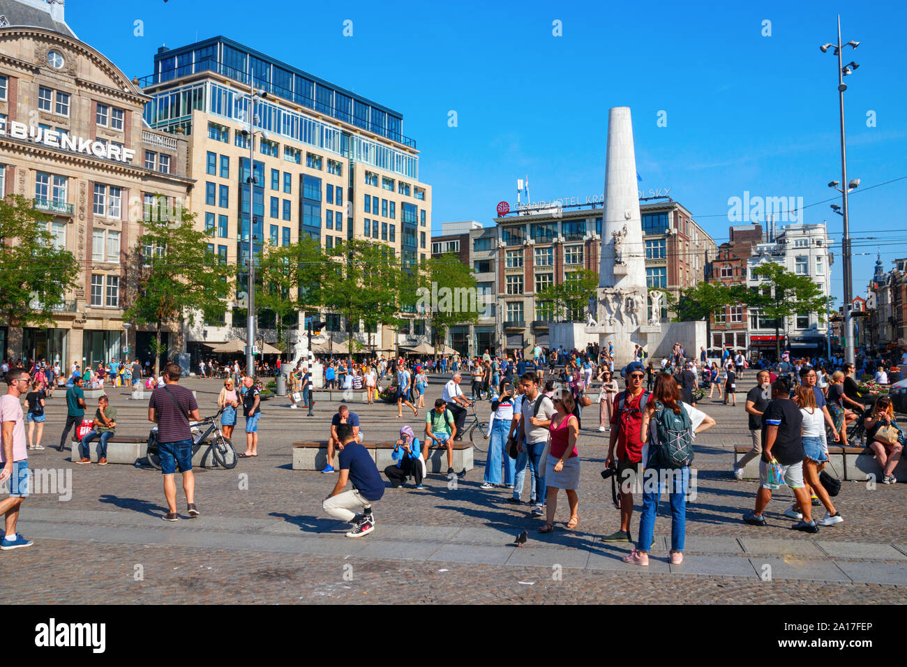 Der Dam Platz mit dem Nationalen Monument, überfüllt mit Touristen. Dam Square ist eine wichtige touristische Attraktion von Amsterdam, Niederlande. Stockfoto