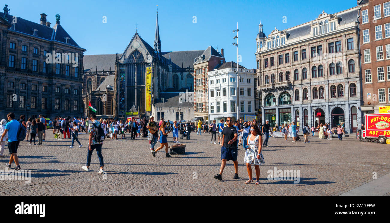 Dam mit der Nieuwe Kerk (Neue Kirche), überfüllt mit Touristen im Sommer. Amsterdam, Niederlande. Stockfoto