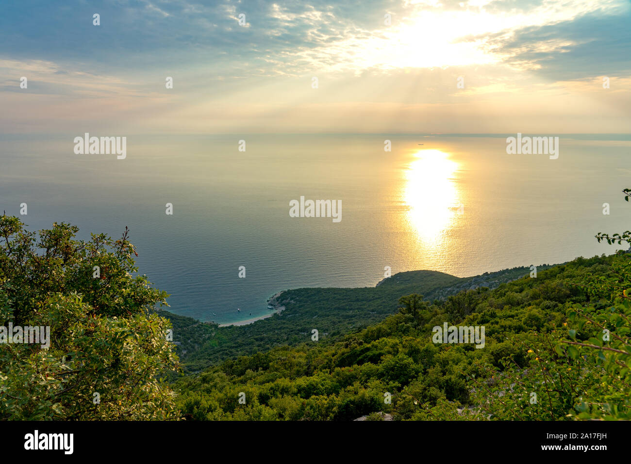 Versteckte Lubenice Beach in Insel Cres Kroatien mit kristallklarem, türkisfarbenem Wasser von oben Stockfoto