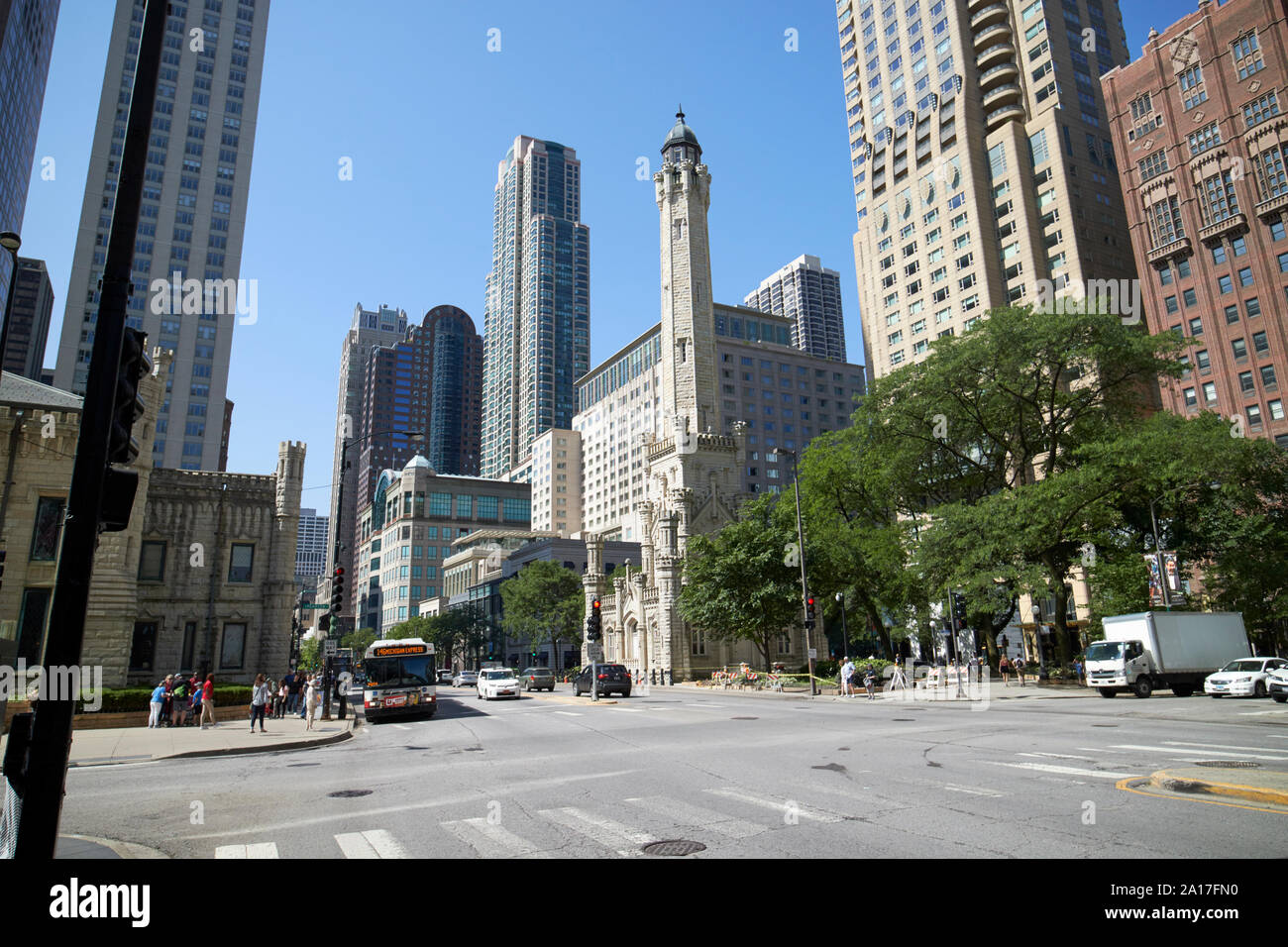 Suche entlang der North Michigan Avenue Magnificent Mile vom Water Tower Place Chicago Illinois Vereinigte Staaten von Amerika Stockfoto