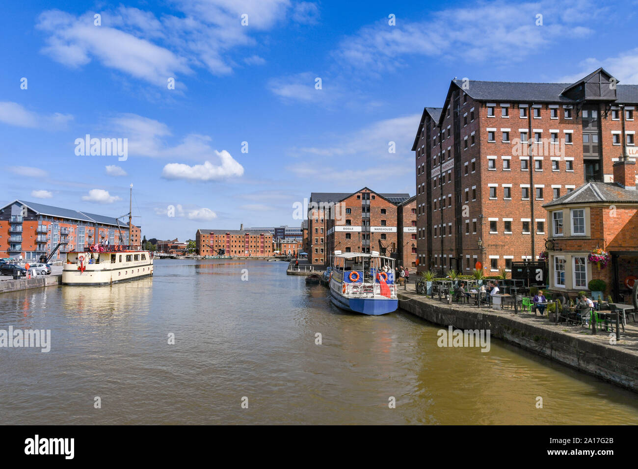 GLOUCESTER QUAYS, ENGLAND - September 2019: Boote neben neuen Ferienwohnungen in der regenerierte ehemaligen Docks in Gloucester Quays vertäut. Stockfoto
