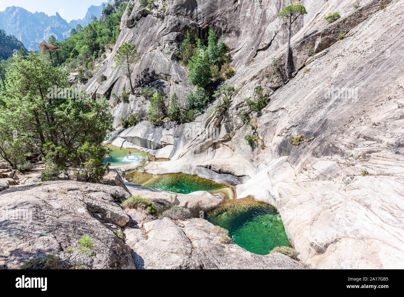 Die Menschen genießen die berühmten natürlichen Pools von Purcaraccia Canyon in Bavella im Sommer, eine touristische Destination und Anziehungskraft. Korsika, Frankreich Stockfoto