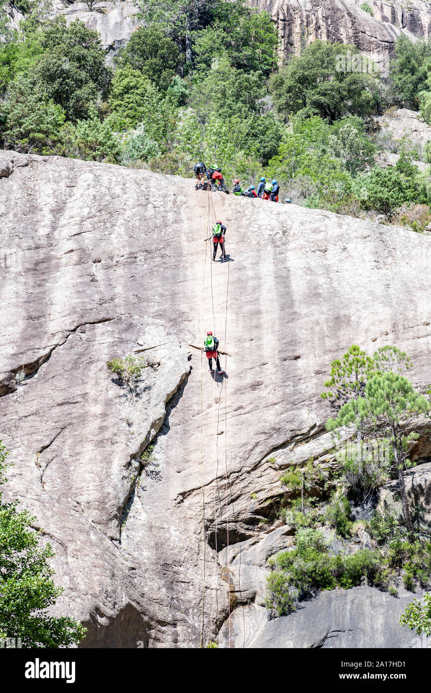 Menschen Canyoning in der berühmten Purcaraccia Canyon in Bavella im Sommer, eine touristische Destination und Attraktion für Canyoning, Korsika, Frankreich Stockfoto