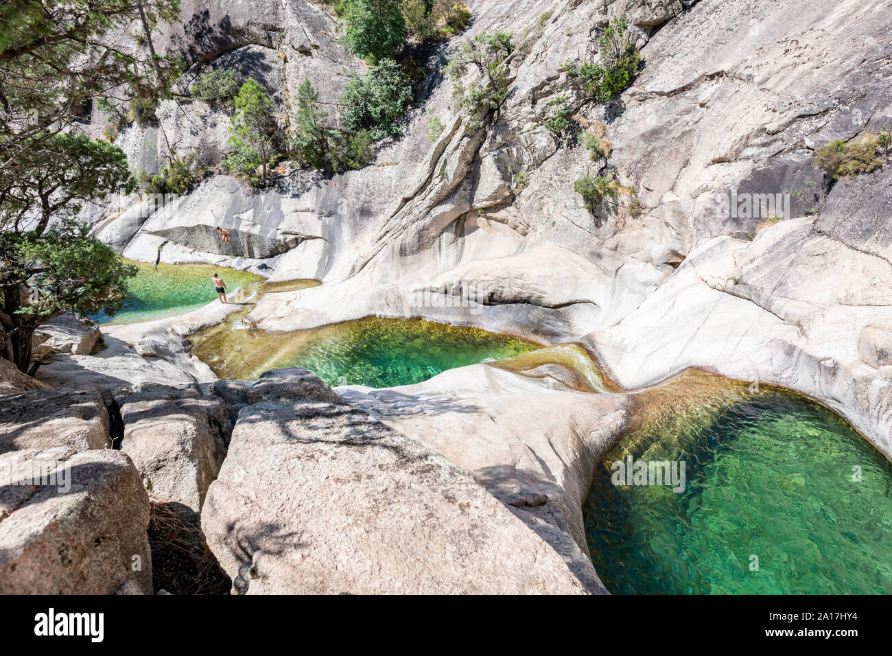 Die Menschen genießen die berühmten natürlichen Pools von Purcaraccia Canyon in Bavella im Sommer, eine touristische Destination und Anziehungskraft. Korsika, Frankreich Stockfoto