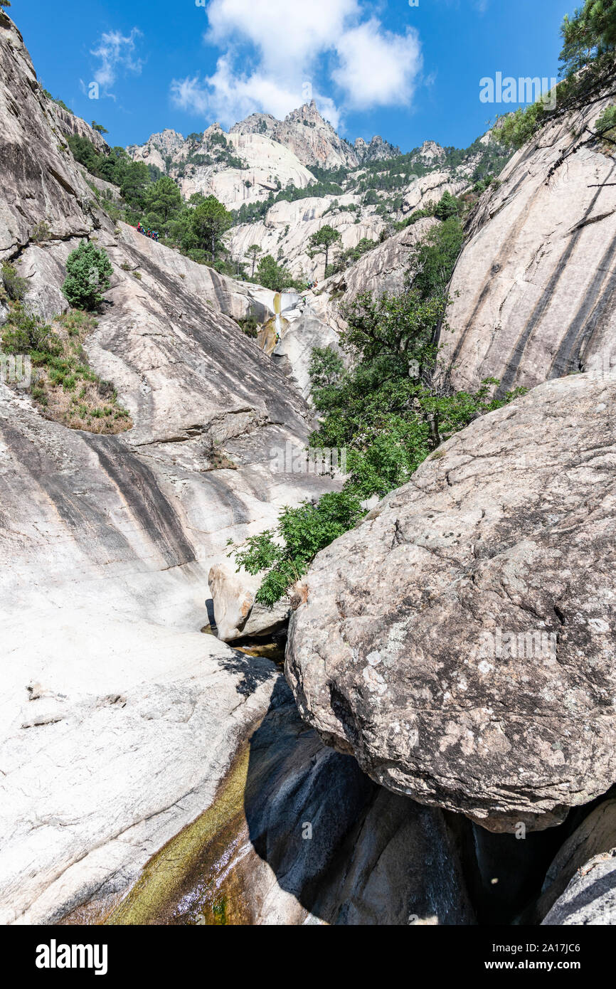 Menschen Canyoning in der berühmten Purcaraccia Canyon in Bavella im Sommer, eine touristische Destination und Anziehungskraft. Korsika, Frankreich Stockfoto