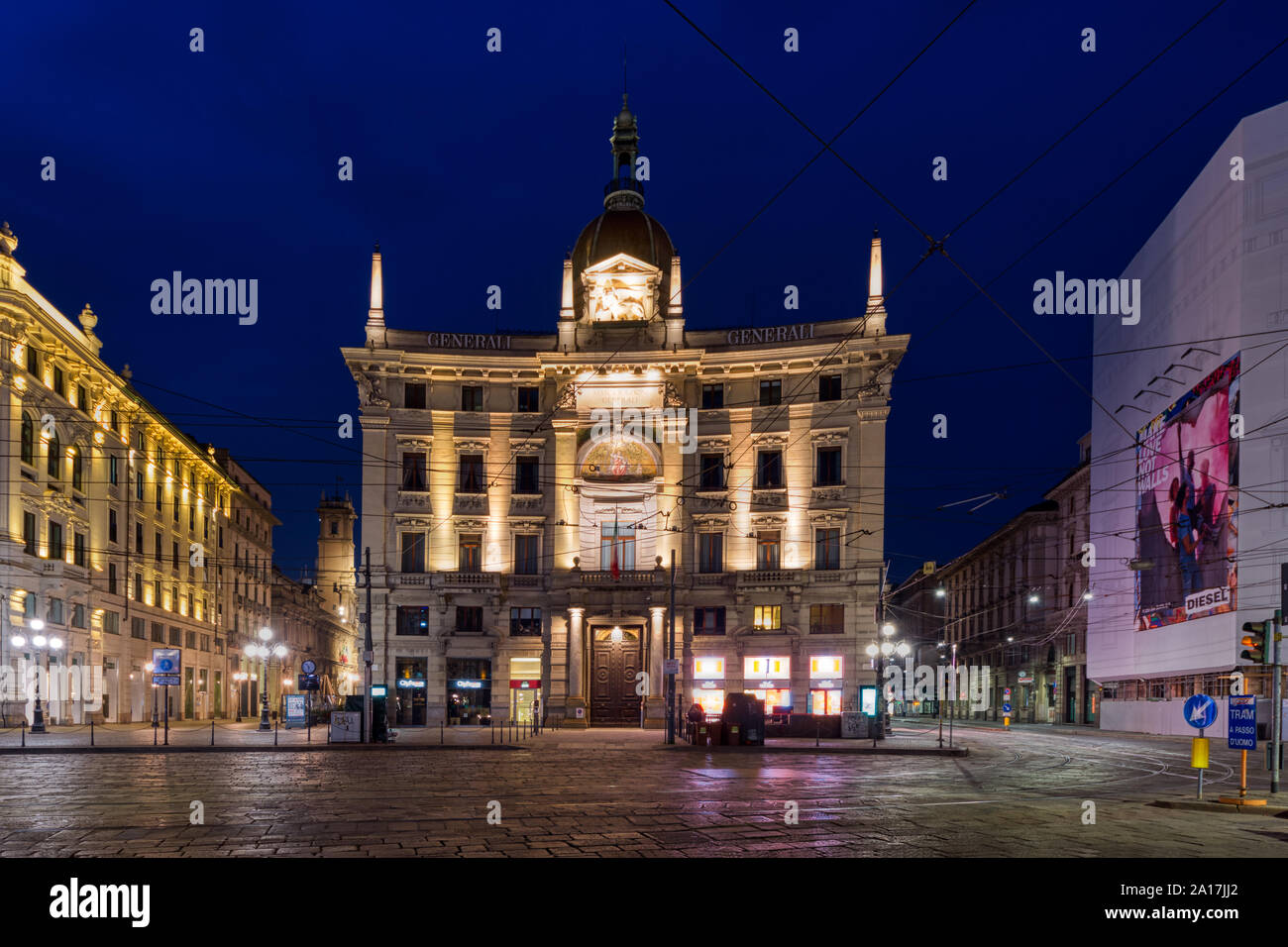 Mailand, Italien - Mar 18, 2017: Palast der Assicurazioni Generali in Piazza Cordusio bei Dämmerung. Stockfoto