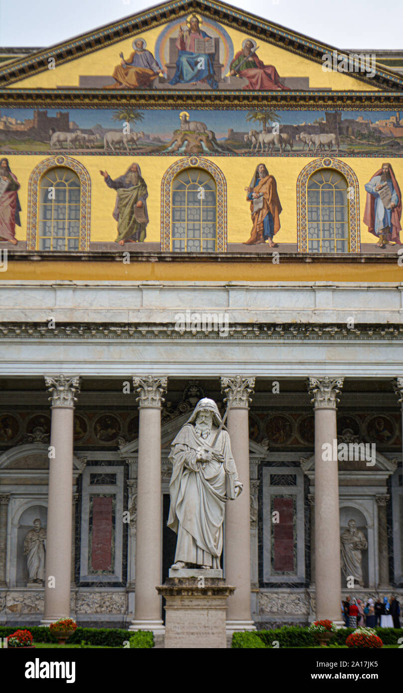 Basilika St. Paul vor den Mauern (Basilika Papale di San Paolo fuori le Mura) - ist eine der vier Patriarchalbasiliken in Rom, Italien. Stockfoto
