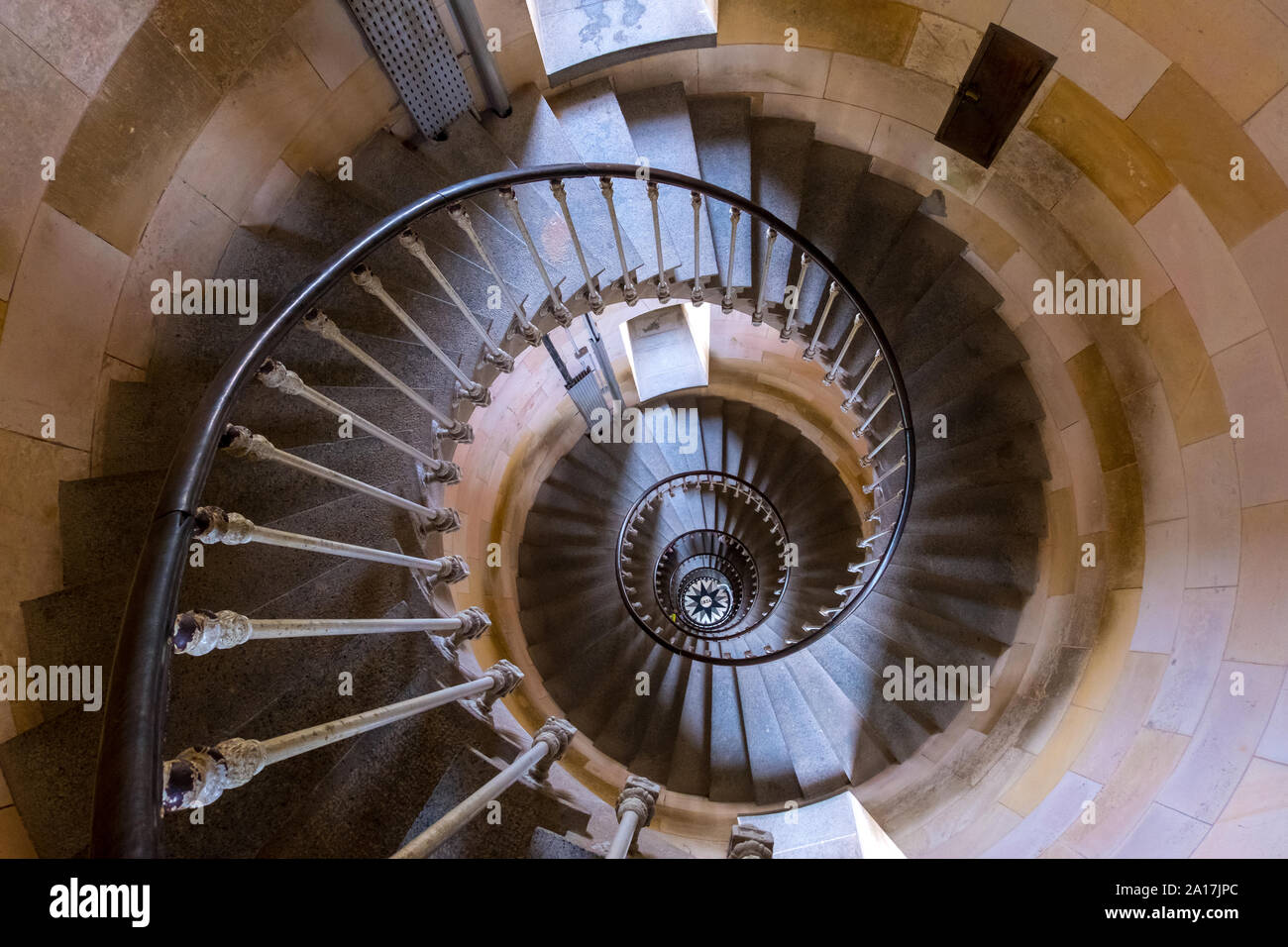 Saint Clement des Baleines, Frankreich - Mai 09, 2019: Wendeltreppe des Phare de Ré Leuchtturm auf der Insel Ile de Re, Frankreich Stockfoto