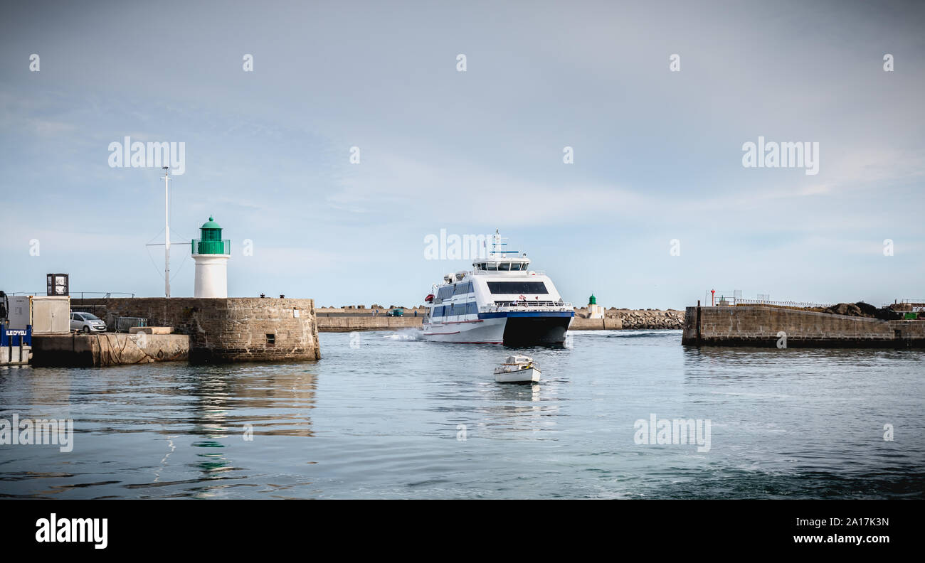 Ile d Yeu, Frankreich - 16. September 2018: Die Fähre, die den Hafen der Insel von Yeu, wo Reisende sitzen die Show auf einem Sommer zu bewundern gibt d Stockfoto