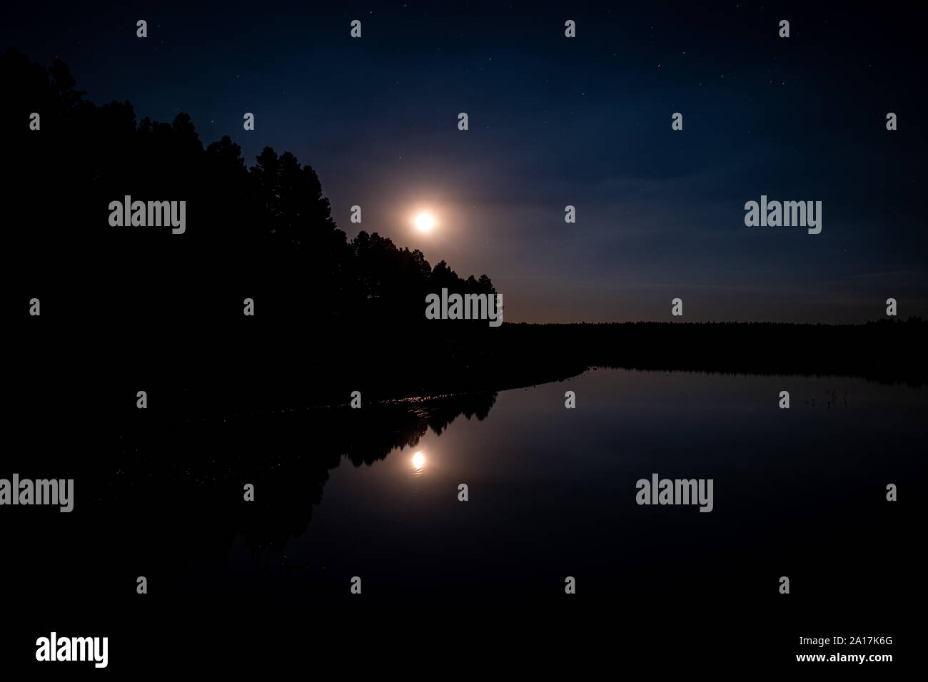 Mondaufgang über einem See Stockfoto