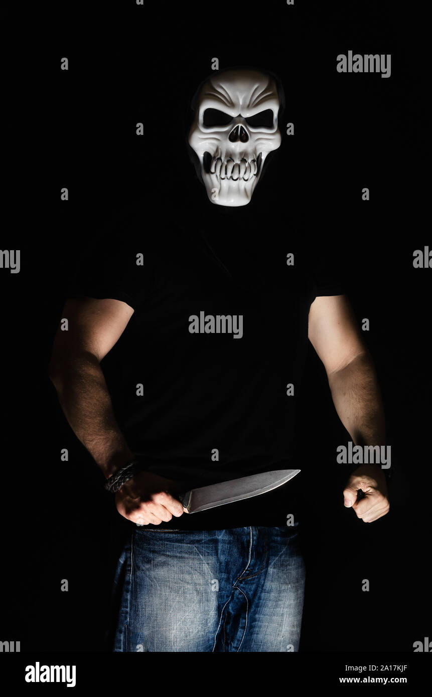 Mann mit scary Maske und Messer in Halloween Stockfoto