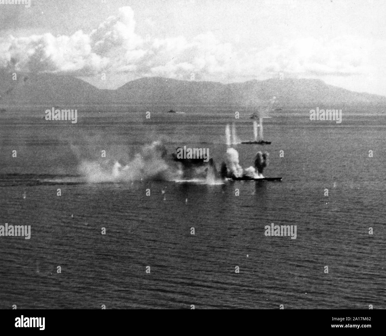 Us Navy Task Force 38 Flugzeuge Angriff der Kaiserlichen Japanischen Marine Schlachtschiff Musashi (Vordergrund) und ein Zerstörer in der sibuyan Meer, 24. Oktober 1944. Stockfoto