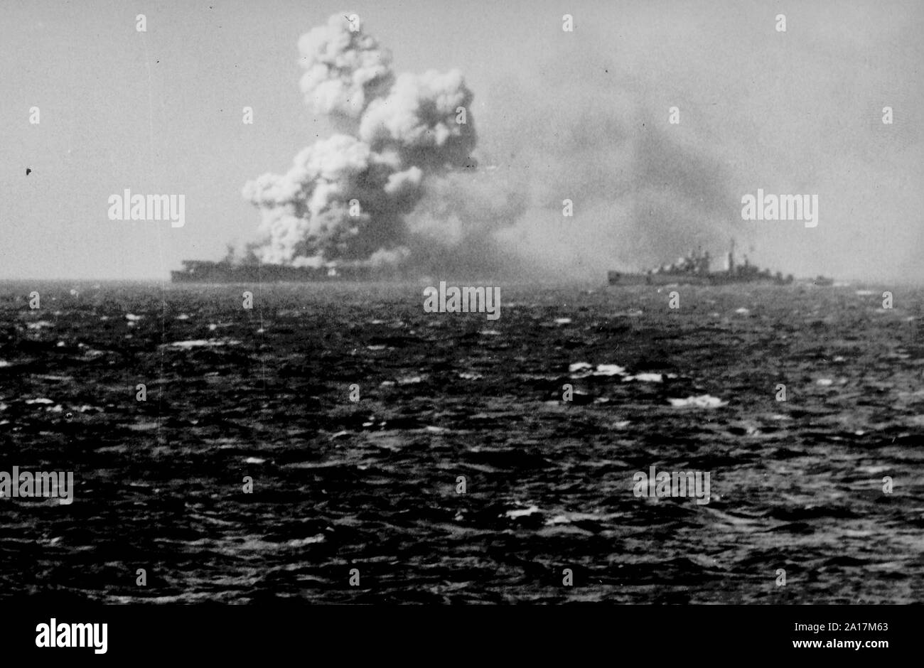 Die Schlacht von Leyte Gulf, die größte Seeschlacht des Zweiten Weltkriegs. Die US Navy leichte Flugzeugträger USS Princeton (CVL-23) brennen bald nach wurde sie durch eine japanische Bombe schlug, während aus den Philippinen am 24. Oktober 1944 Stockfoto