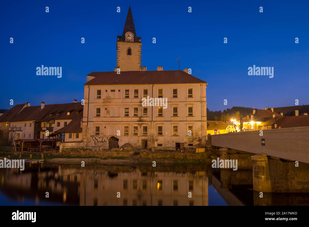 Nachtaufnahme der Burg Rozmberk nad Vitavou in der Tschechischen Republik Stockfoto