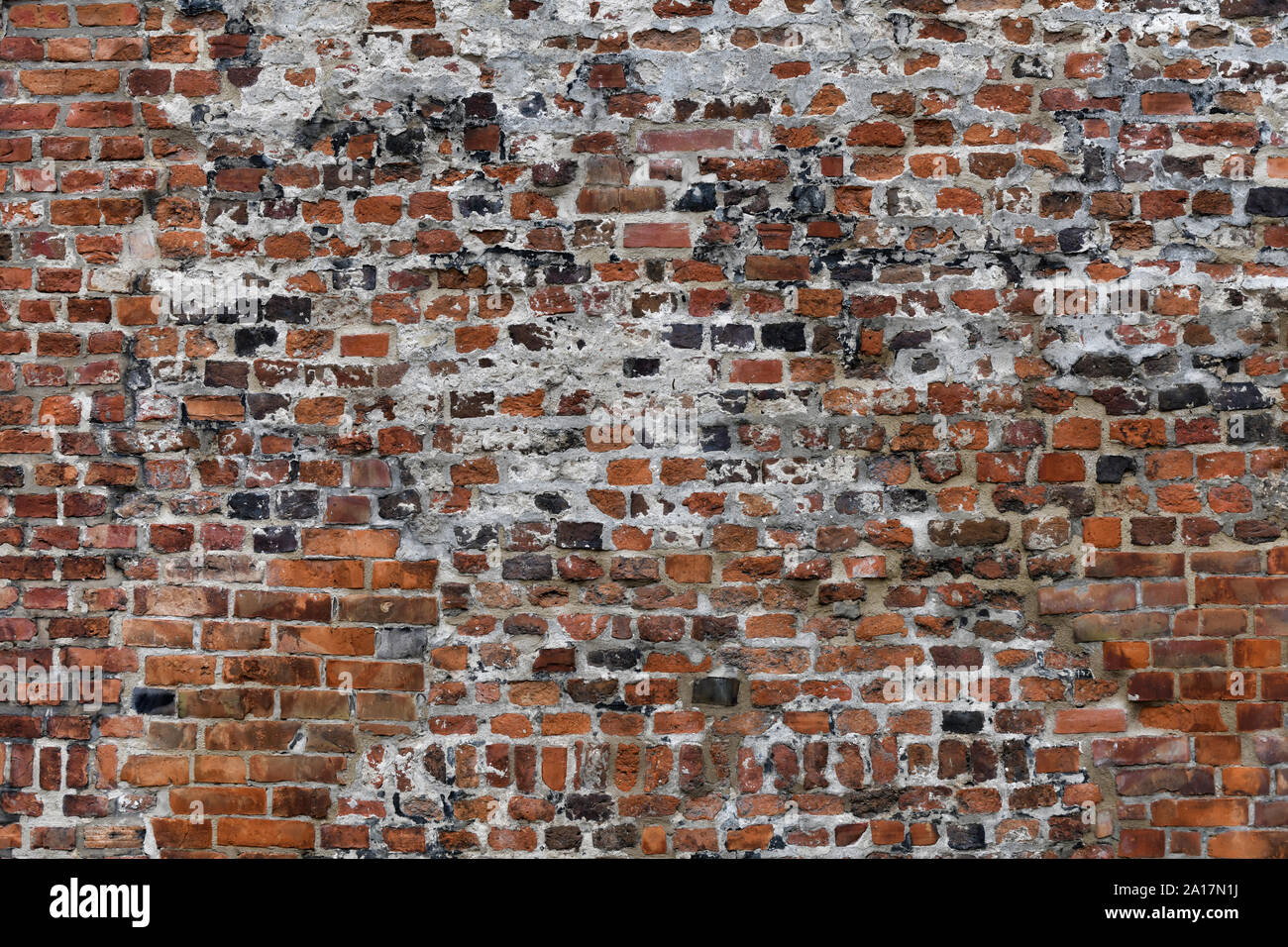 Old Red Brick Wall mit viel Struktur und Farbe. Stockfoto
