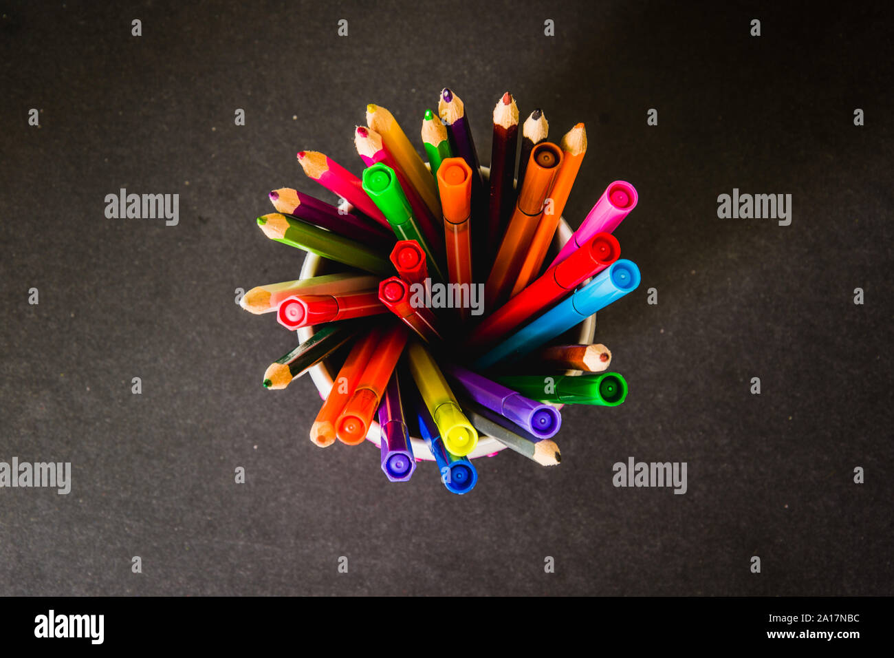 Zurück auf die Schulbank - bleistifthalter mit bunten Stiften Stockfoto