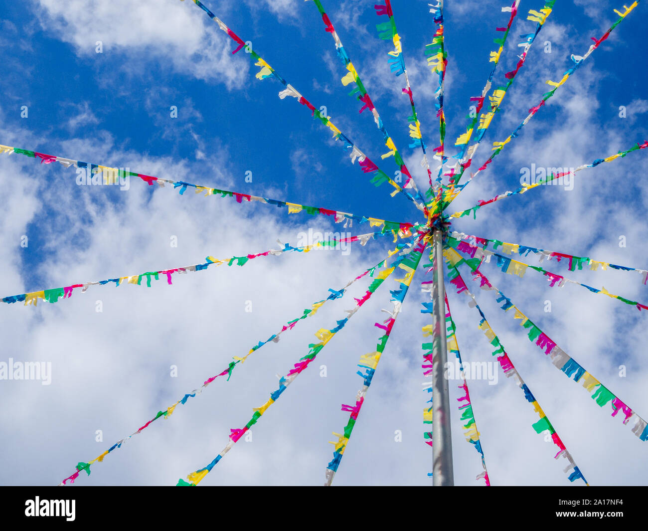 Bunte Hängenden Flaggen befestigen im Einklang mit blauem Himmel Hintergrund Stockfoto