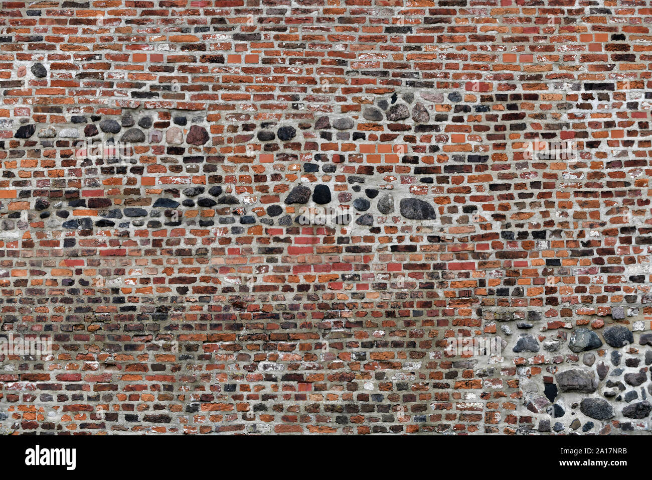 Old Red Brick Wall mit viel Struktur und Farbe. Stockfoto