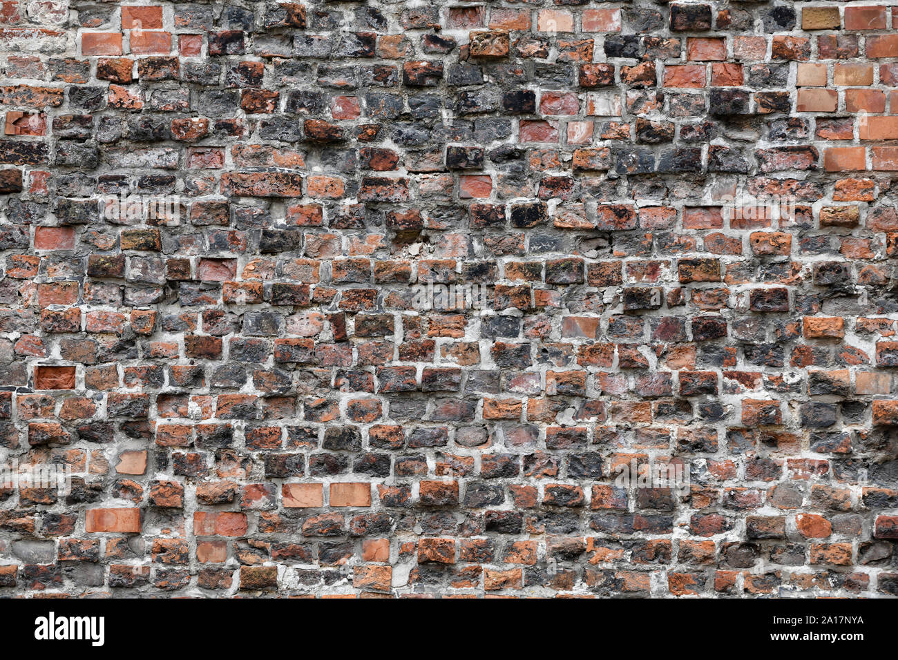 Old Red Brick Wall mit viel Struktur und Farbe. Stockfoto