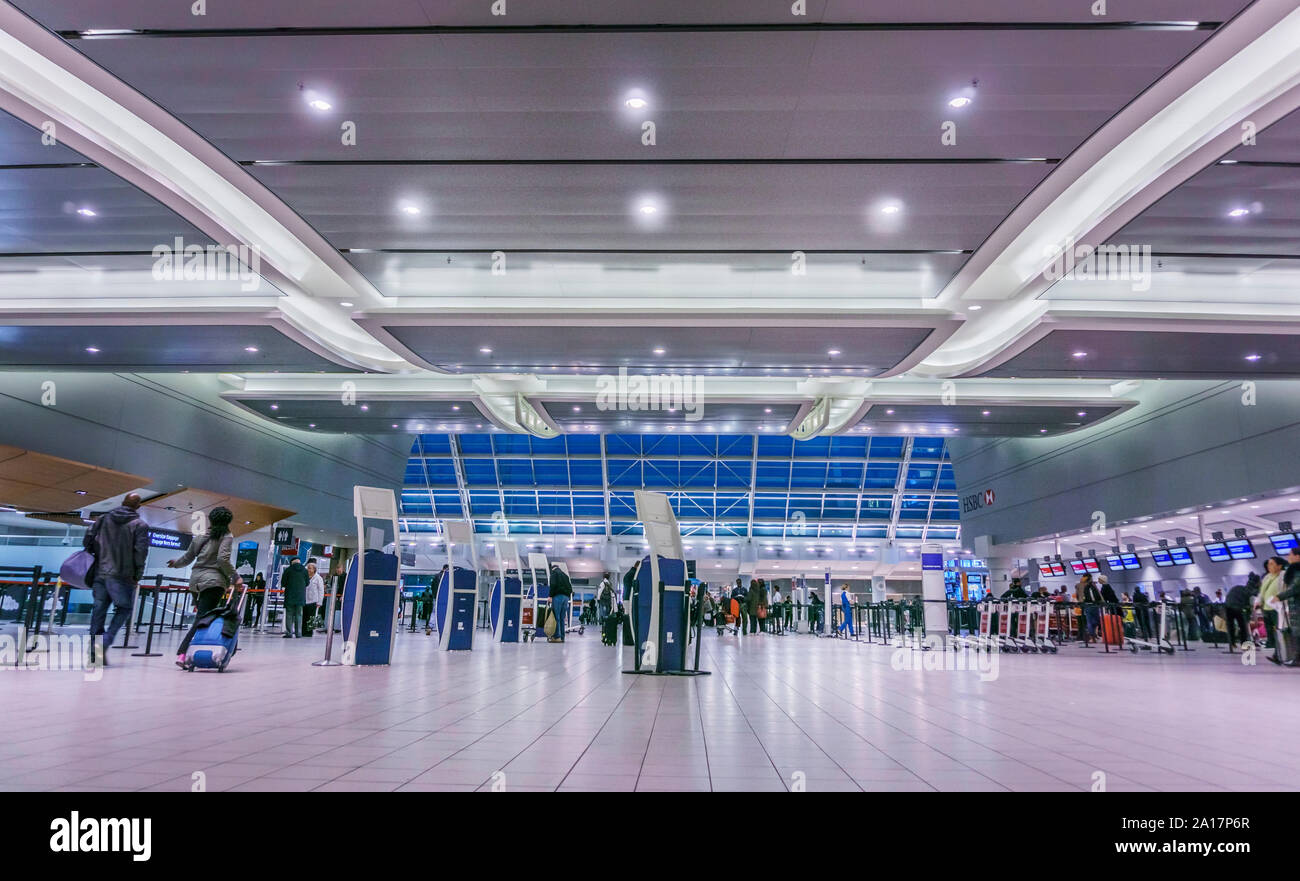 Lester Pearson International Airport, Nov. 2015 - Self Check-in-Automaten und traditionelle Check-in-Schaltern im Abflugbereich Stockfoto