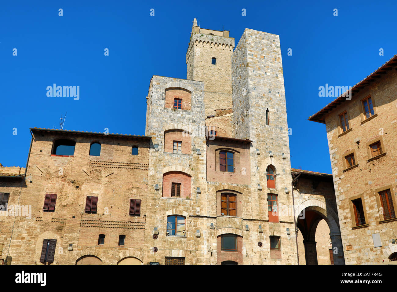 Die Torre Grossa und Gebäuden in der Piazza Cisterno in San Gimignano, Toskana, Italien Stockfoto
