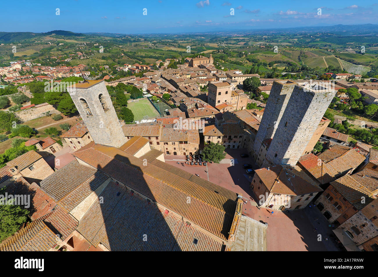 Blick vom Torre Grossa über die Dächer von San Gimignano und die toskanische Landschaft, Toskana, Italien Stockfoto