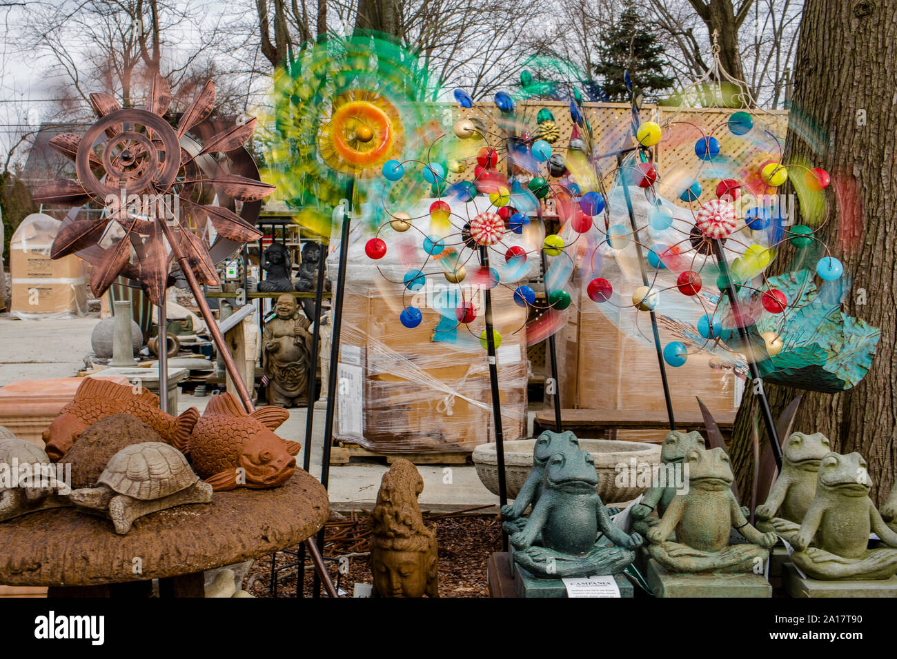 Eine Linie der bunten Rasen Ornamente spin im Wind Stockfoto