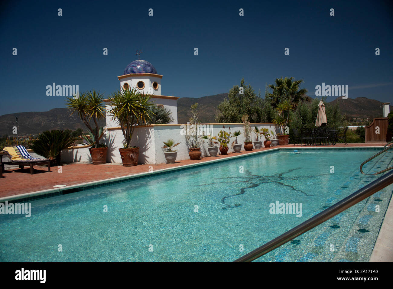 Rest in Adobe Kalifornien Mexiko von Bergen und Weinbergen. Stockfoto