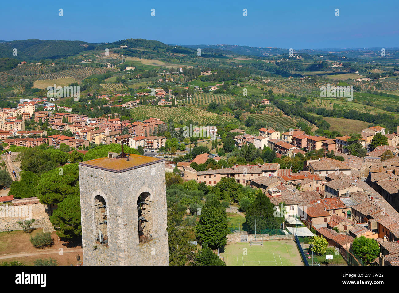 Blick vom Torre Grossa über die Dächer von San Gimignano und die toskanische Landschaft, Toskana, Italien Stockfoto