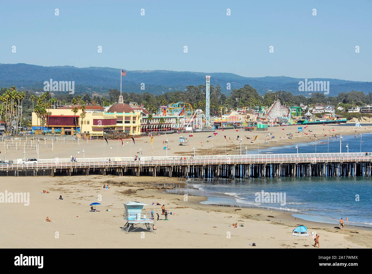 Santa Cruz Beach Boardwalk und Santa Cruz Wharf ab Cowell Strand in der Stadt Santa Cruz auf Monterey Bay, Kalifornien gesehen Stockfoto