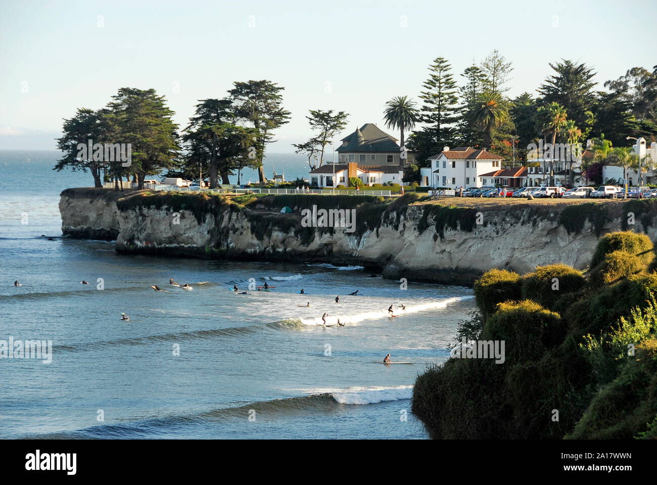 Surfer unten West Cliff Drive mit seinen Häusern und Klippe über Cowell Strand in der Stadt Santa Cruz auf Monterey Bay, Kalifornien Stockfoto