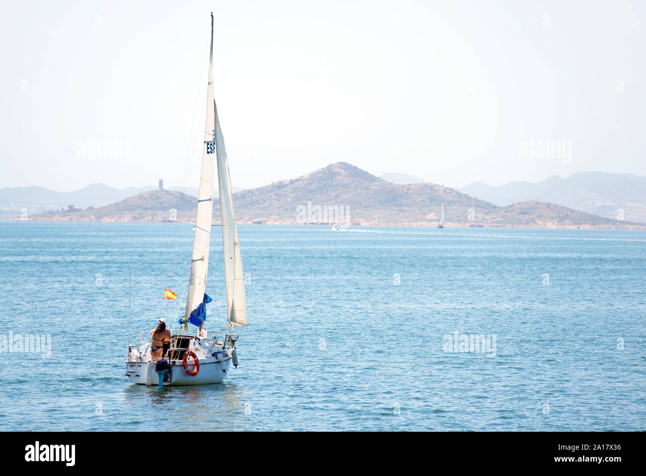 Murcia, Spanien, 28. August 2019: Familie Spaß an Yacht segeln durch das Mittelmeer im Sommer. Sonnenschutzmittel schützen während Yachting. Stockfoto