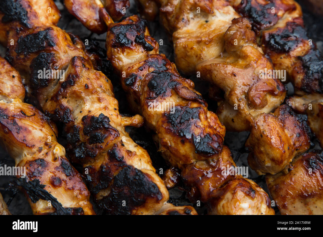 Char gegrilltes Hähnchen Spieße auf einem Holzkohlegrill Stockfoto