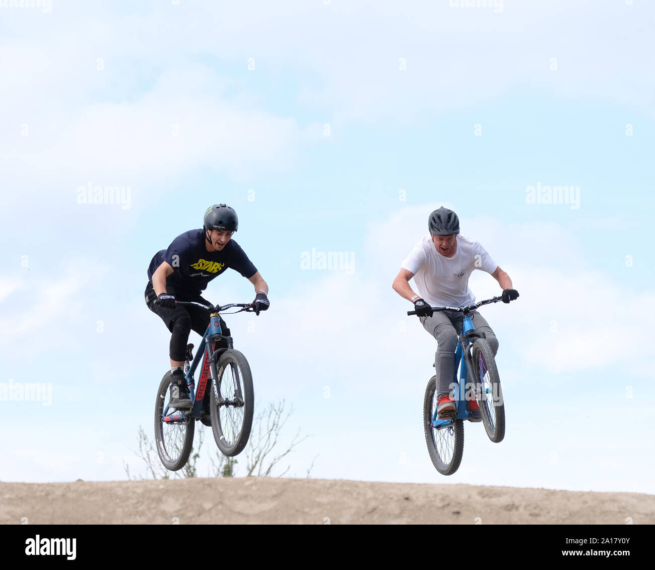 September 2019 - Racing BMX Bike Reiter springen Stockfoto