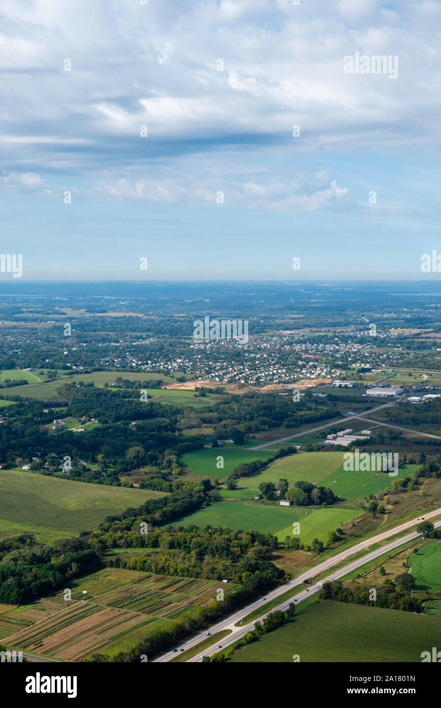 Luftaufnahme von Cottage Grove, Wisconsin, Blackhawk Flughafen und Interstate 90/94. Stockfoto