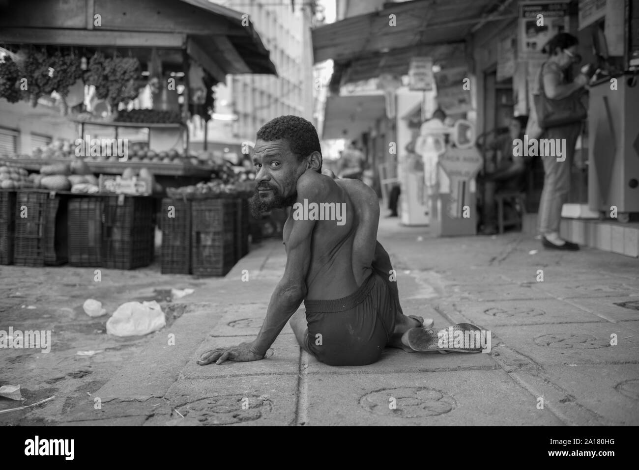 Obdachlose Menschen mit angeborenen Krankheit in den Bürgersteig zurück Stockfoto