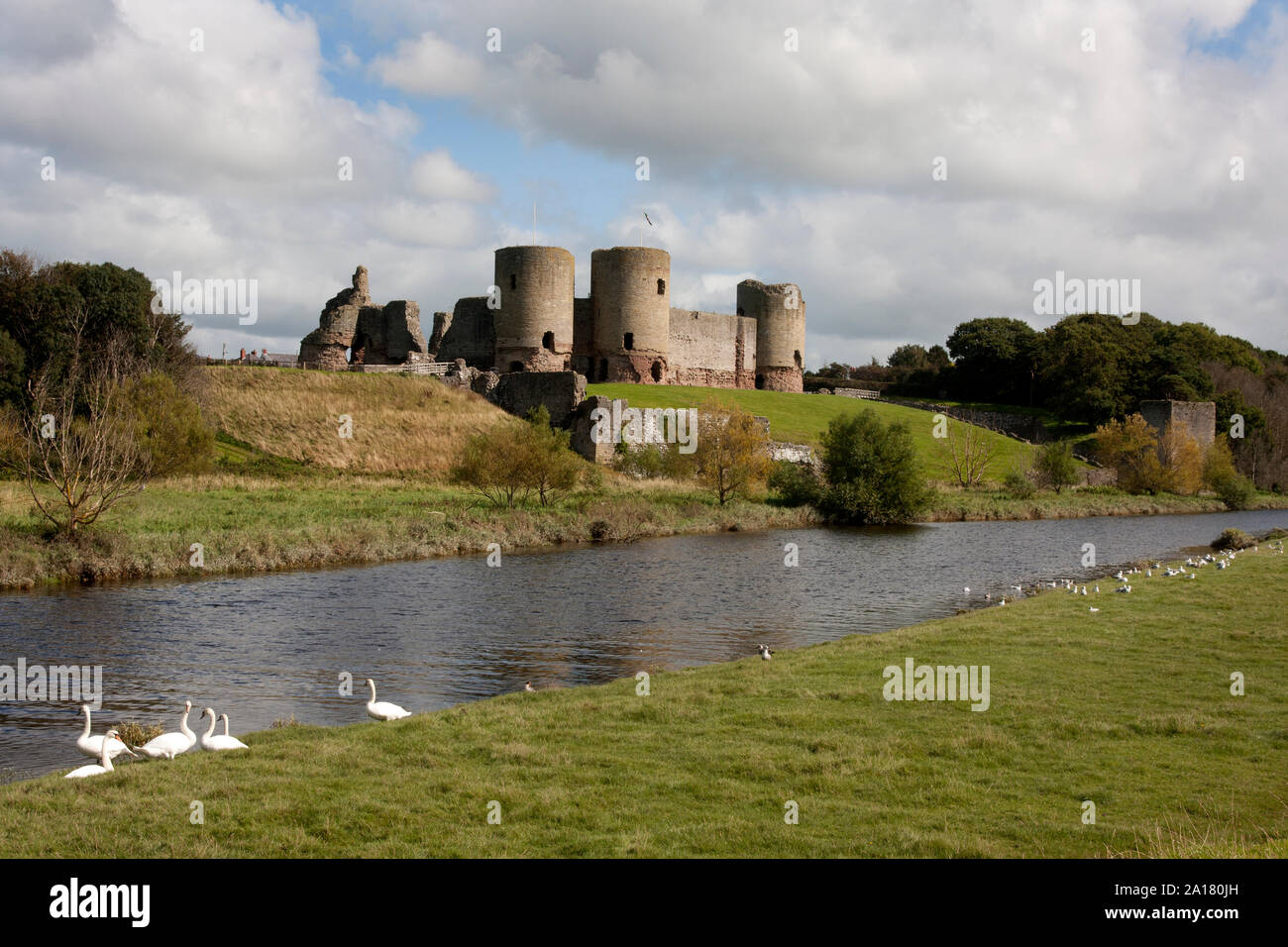 Rhuddlan Castle (Castelle Rhuddlan) am Ufer des Flusses Clwyd. Das Schloss wurde von Edward 1 im Jahre 1277 nach der ersten Walisischen Krieg Stockfoto