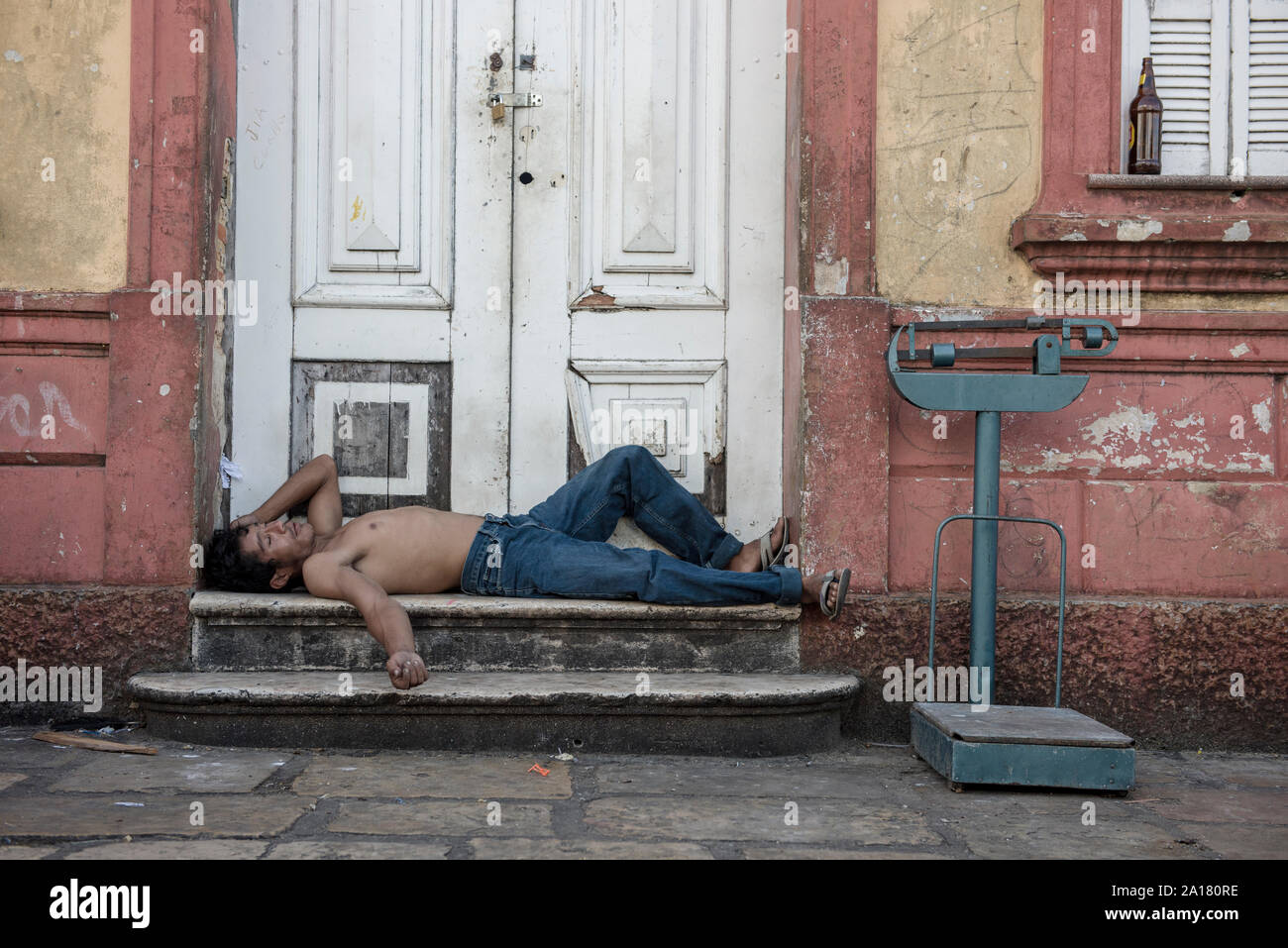 Drunker in den Straßen von Belem. Stockfoto