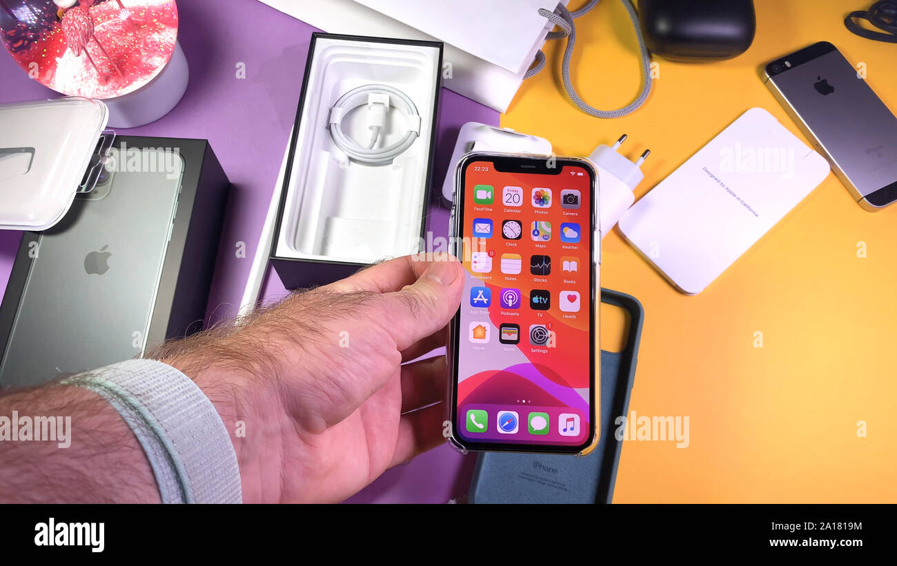 Paris, Frankreich, 20.September 2019: Mann hand Auspacken Auspacken der neuen neueste Computer von Apple iPhone 11 Pro und 11 Pro Max Smartphone triple-Kamera und neue Technologie Bionic CPU Stockfoto