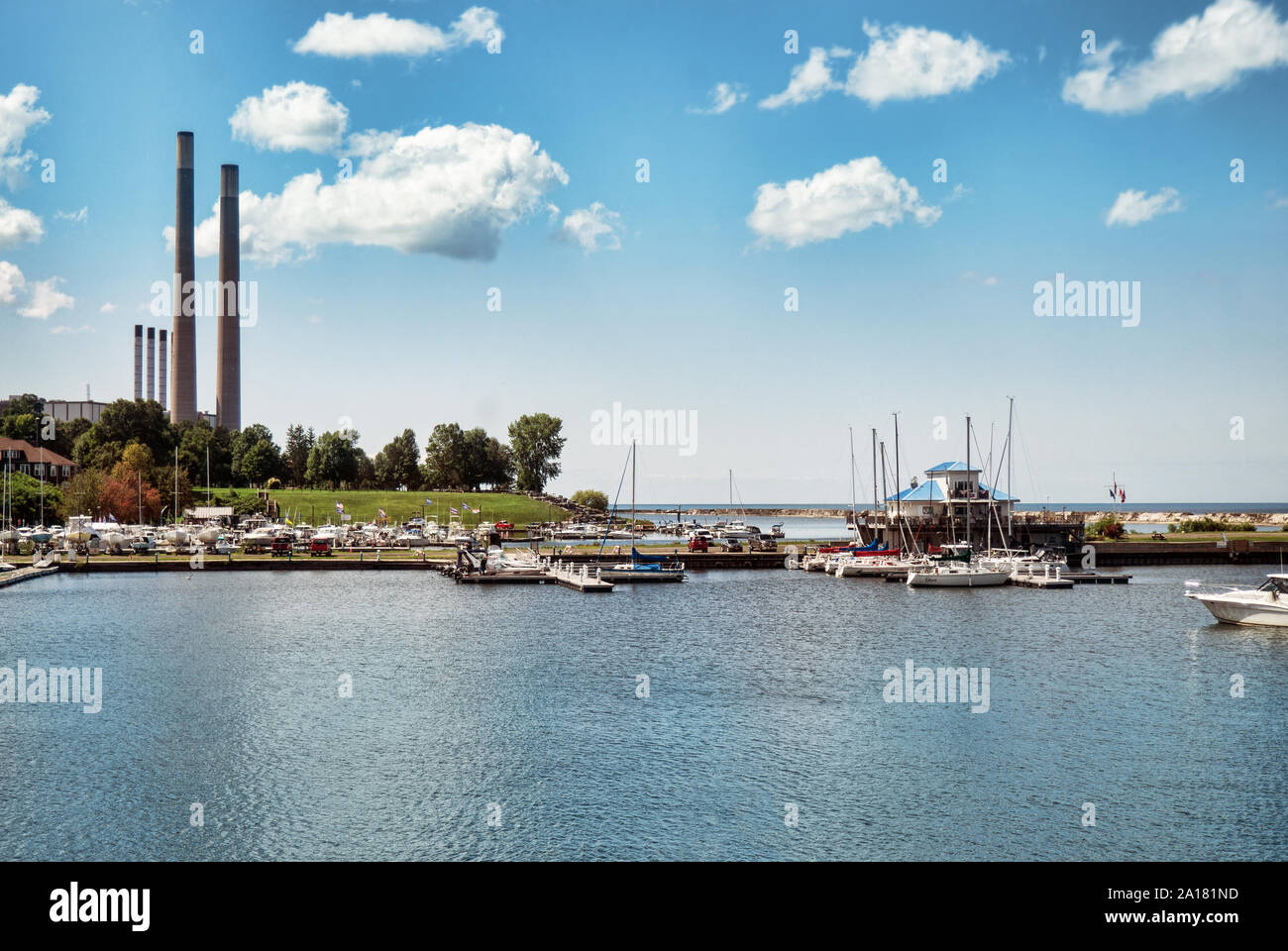 Oswego, New York, USA. September 6, 2019. Blick von West 1. Straße auf den Jachthafen und Oswego Yacht Club am Lake Ontario in Oswego, New York Stockfoto