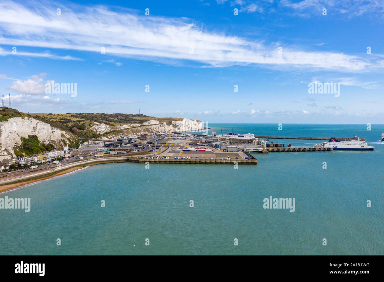 Dover, Großbritannien - September 23., 2019: Luftaufnahme von Dover Harbour und die weißen Klippen von Dover. Der Hafen von Dover ist die Cross-channel-po Stockfoto