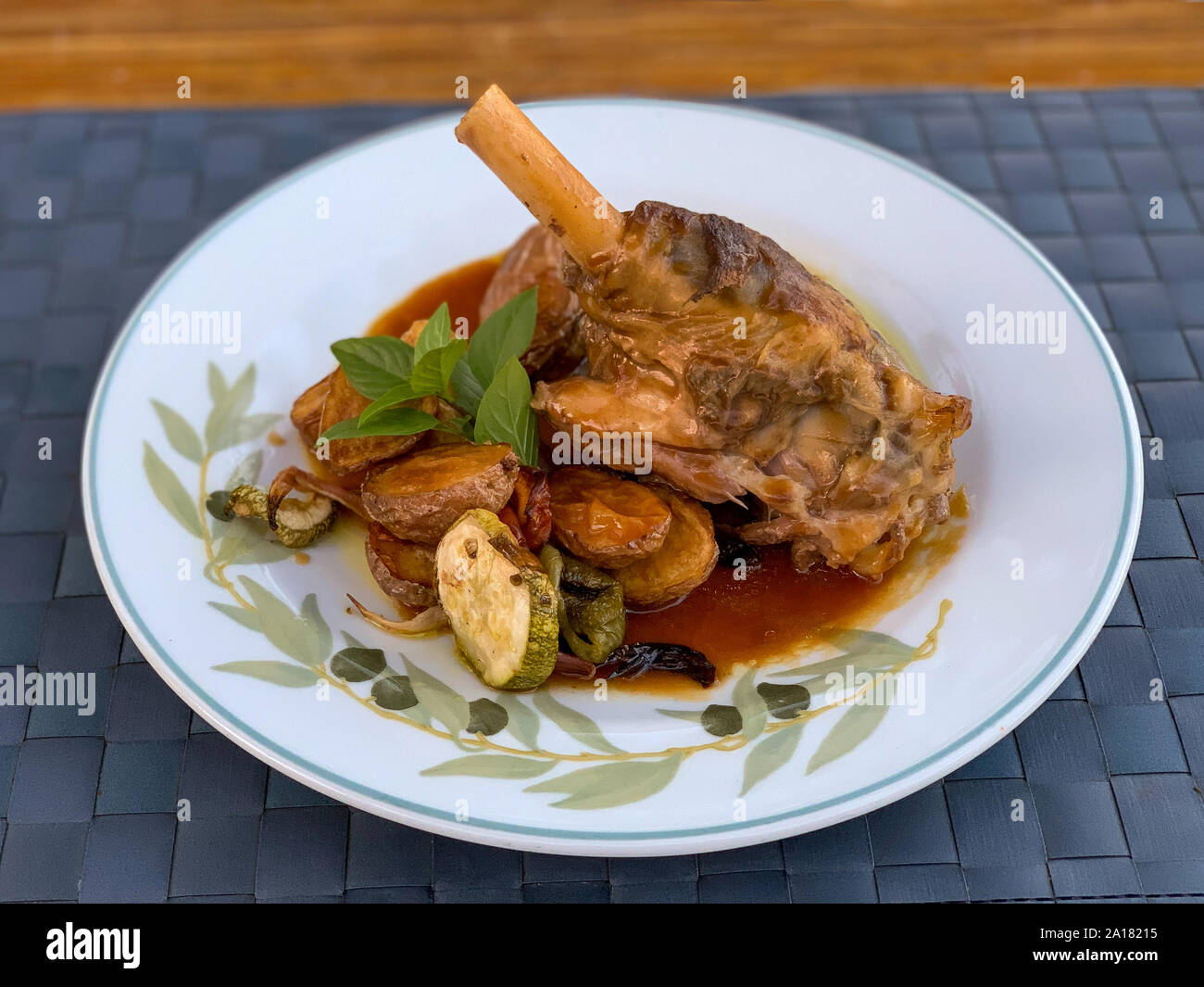 Gebratene Lammkeule mit Gemüse Stockfoto