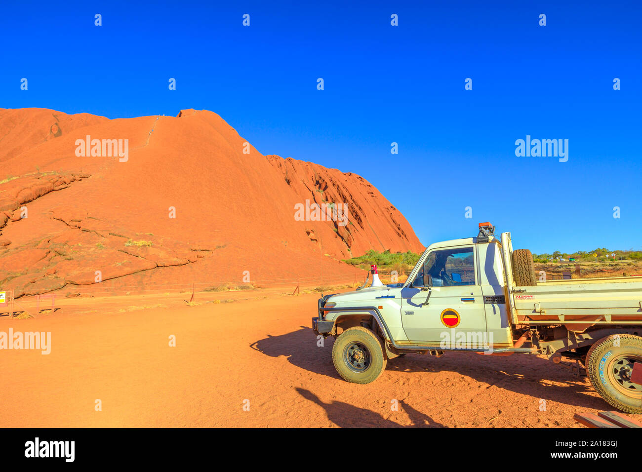 Uluru, Northern Territory, Australien - 23.August 2019: Ranger Pick up an Mala Park von Ayers Rock in den Uluru-Kata Tjuta National Park. Die Förster prüfen, ob Stockfoto