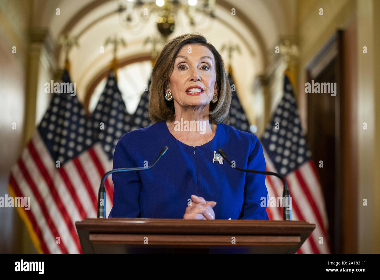 Washington, District of Columbia, USA. 24 Sep, 2019. Die Demokratische Sprecherin des Repräsentantenhauses aus Kalifornien, Nancy Pelosi kündigt das Haus wird eine formelle Anklage Anfrage in US-Präsident Donald J. Trumpf im Kapitol in Washington, DC, USA, 24. September 2019 beginnen. Lautsprecher Pelosi konfrontiert erhöhten Druck ein amtsenthebungsverfahren Untersuchung einzuleiten, mit mehr und mehr demokratischen Gesetzgeber, die sagen, dass sie für den Umzug nach whistleblower Vorwürfe gegen Präsident Trump und sein Umgang mit der Ukraine Quelle: Jim Loscalzo/CNP/ZUMA Draht/Alamy leben Nachrichten Stockfoto