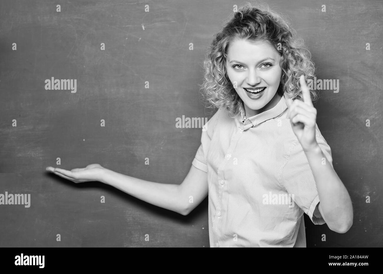 Ich weiß beantworten. zurück zu Schule. Frau mag studieren. Frau Lehrerin in der Schule Lektion. Glückliche Kursteilnehmer an der Tafel. Kenntnisse täglich. leere Tafel Informationen. Universität oder College Leben. kopieren. Stockfoto