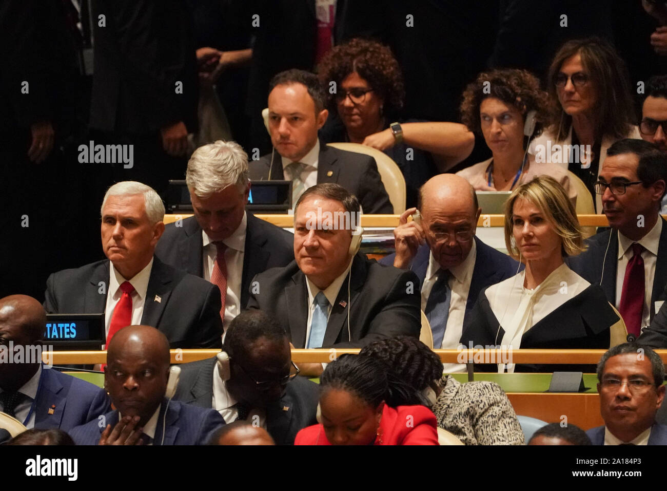 New York, NY, USA. 24 Sep, 2019. US-Vizepräsident Mike Pence, US-Außenminister MIKE POMPEO, US-Botschafter bei den Vereinten Nationen KELLY HANDWERK, US Commerce Secretary Wilbur Ross und US-Treasury STEVEN MNUCHIN zusehen, wie United States President Donald Trump auf der 74. Generalversammlung der Vereinten Nationen am 24. September 2019 in New York spricht. Credit: Bryan Smith/ZUMA Draht/Alamy leben Nachrichten Stockfoto