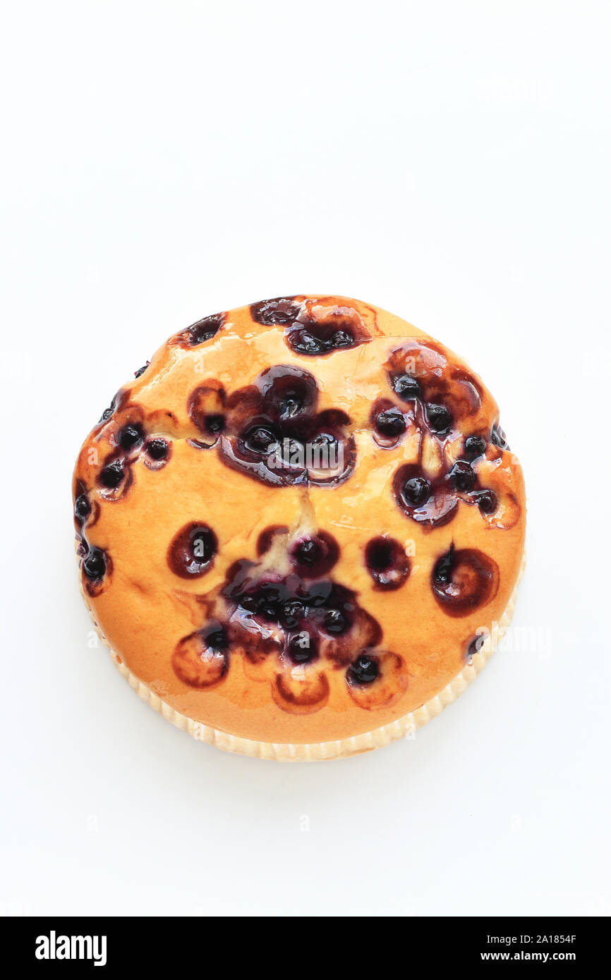 Blueberry Kaffee Kuchen isoliert gegen den weißen Hintergrund Stockfoto