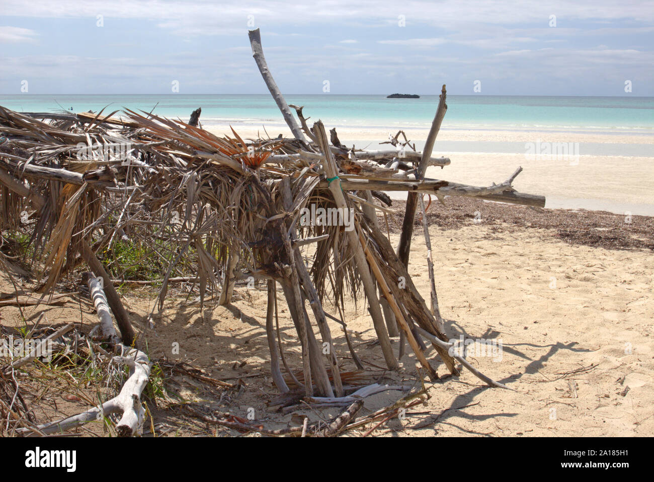 Eine stillgelegte Unterstand von Zweigen und Palmwedeln am schönen Strand von Grand Bahama Island gebaut. Foto April 2018. Wenig Chancen, es ist immer noch da Stockfoto