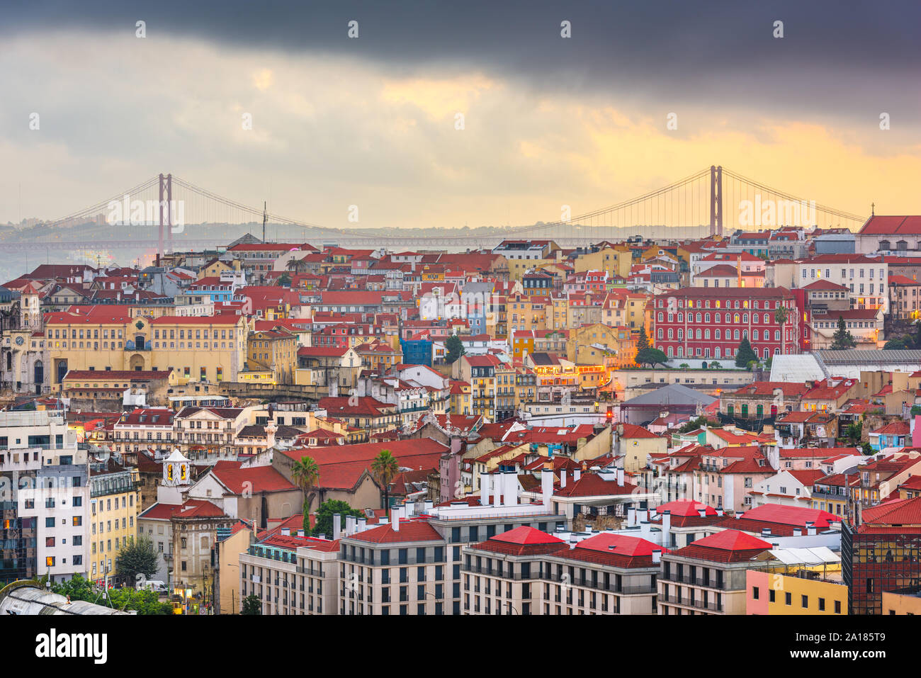 Lissabon, Portugal-Skyline nach Sonnenuntergang. Stockfoto